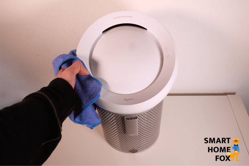 Die Kuppe und der Luftauslass-Ring vom Dyson Pure Cool Me BP01 Luftreiniger und Ventilator wird mit einem trockenen, weichen und fusselfreien Tuch gereinigt.